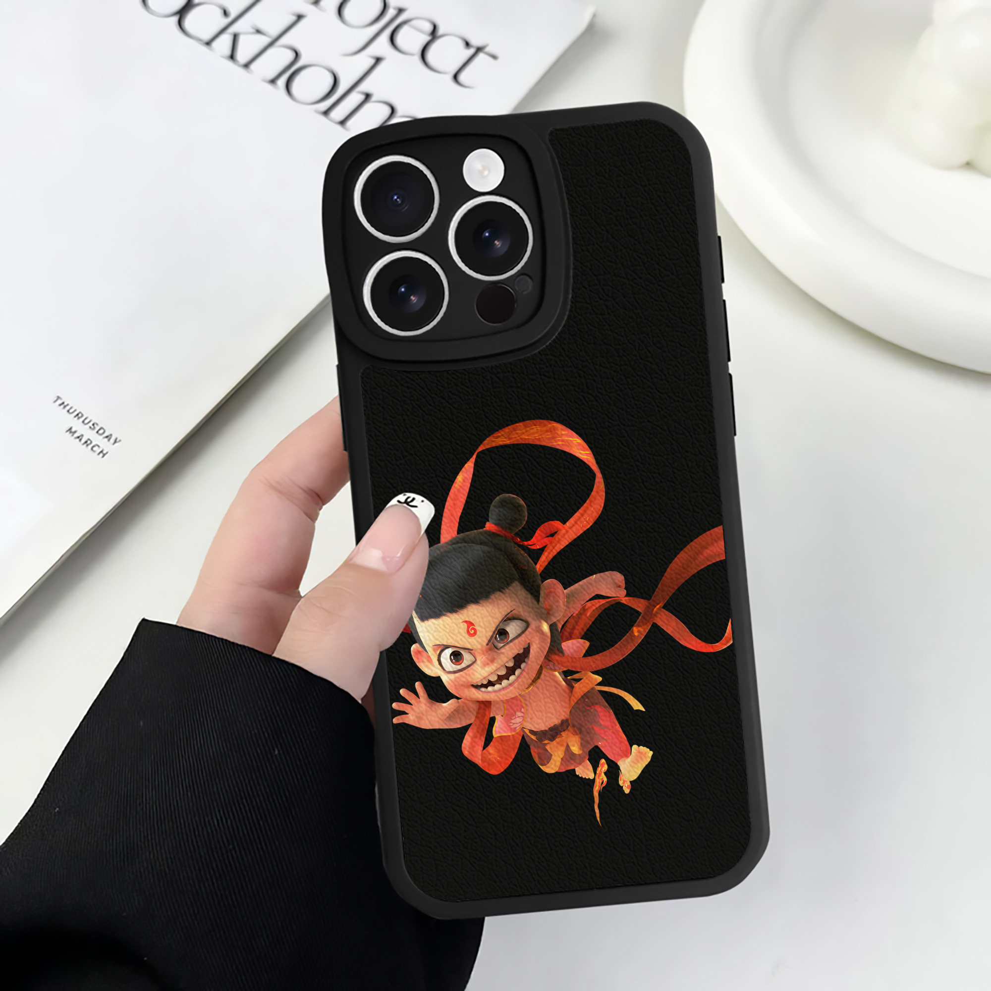 （画像用） Ne Zha 2 ナタ 魔童の大暴れ 【iPhone 16シリーズ対応】シリコンスマホケース（レザー調） 材質：シリコン
